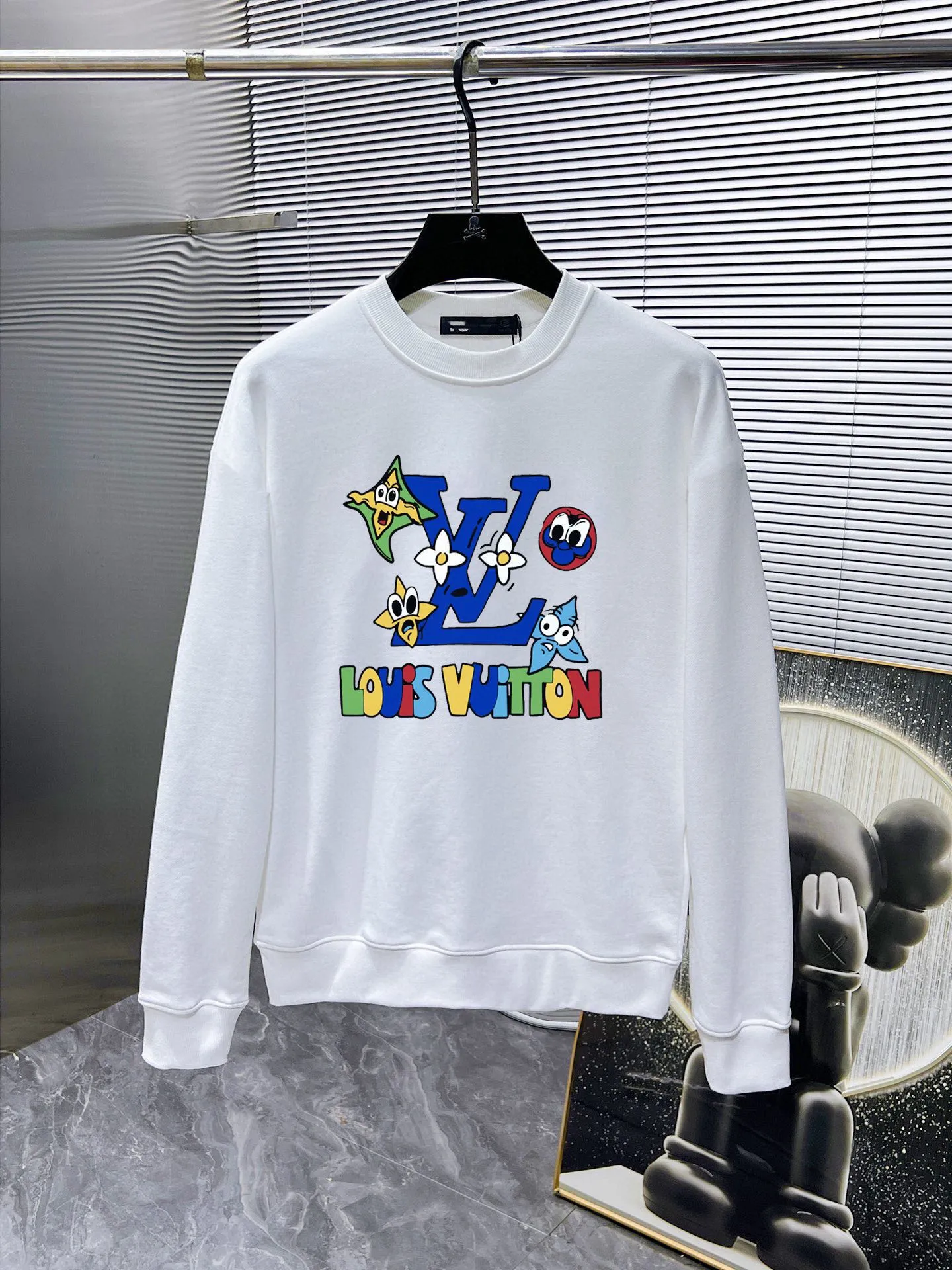 🅿️220 brand [LV Louis Vuitton] (good news for fat people) 2025ss autumn latest long-sleeved round-neck sweatshirt, on sale simultaneously on the official website. Refreshing and breathable. Made of top Tencel Roman. Comfortable and soft. 3D three-dimensional clarity. Super fashion sense. Great for gifting and keeping for yourself. Size: M-5XL (can wear up to 220 pounds)